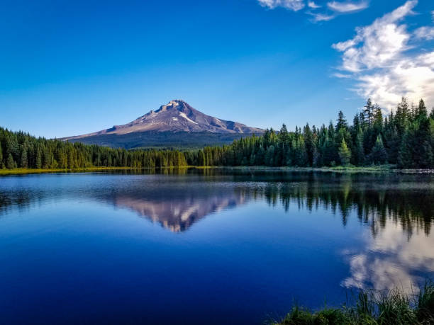 lake trillium in oregon mit reflexion des mt. hood - mt hood national park stock-fotos und bilder