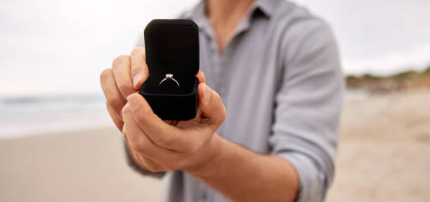 약혼 반지가있는 열린 보석 상자를 들고있는 남자의 샷 - 약혼식 뉴스 사진 이미지