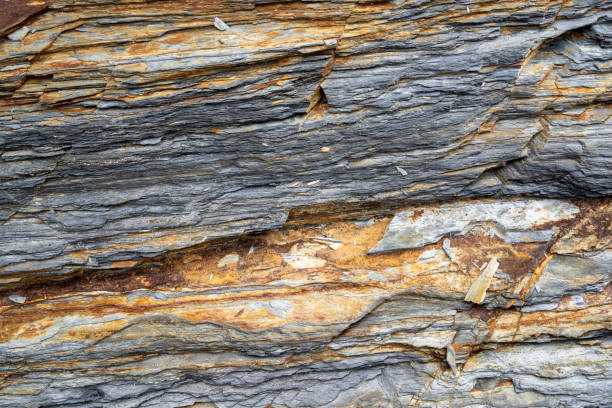 vue détaillée d’une roche de schiste altérée comme texture ou arrière-plan - schiste photos et images de collection