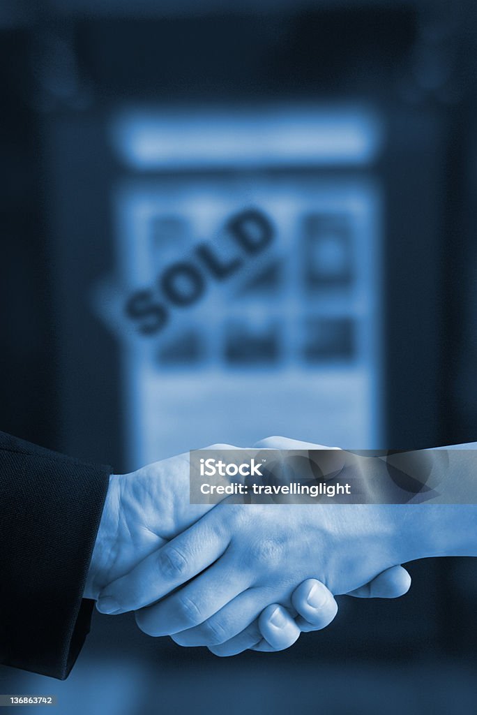 Nieruchomości sprzedawane dłoń pod koniec sprzedaży niebieski sygnał - Zbiór zdjęć royalty-free (Agent nieruchomości)