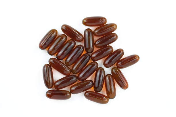 lecitina em cápsulas marrons vista para cima. - lecithin capsule brown vitamin pill - fotografias e filmes do acervo