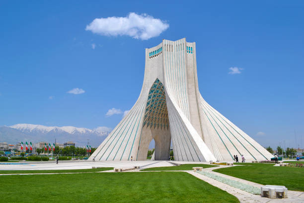 monumento azadi, porta a teheran, costruita per celebrare l'impero persiano, sullo sfondo i monti elborz - teheran foto e immagini stock
