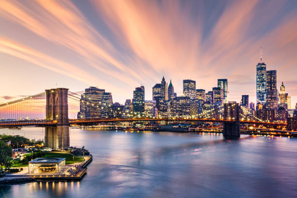 most brookliński o zachodzie słońca w nowym jorku - new york stock exchange long exposure manhattan new york city zdjęcia i obrazy z banku zdjęć