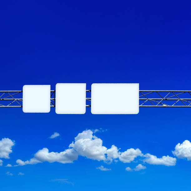 panneau d’autoroute vierge au-dessus du ciel bleu ensoleillé - copy space road sign sky above photos et images de collection