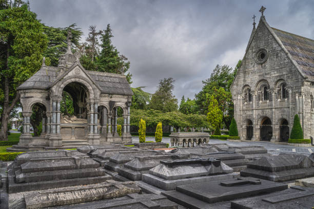 ancient sarcophagus, graves and mausoleum in glasnevin cemetery, dublin, ireland - celtic cross imagens e fotografias de stock