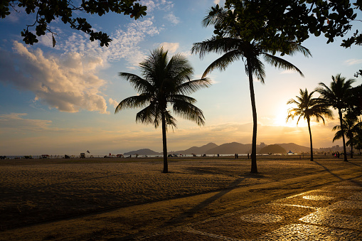 Atardecer en la ciudad de Santos, destacando el malecón y la playa photo