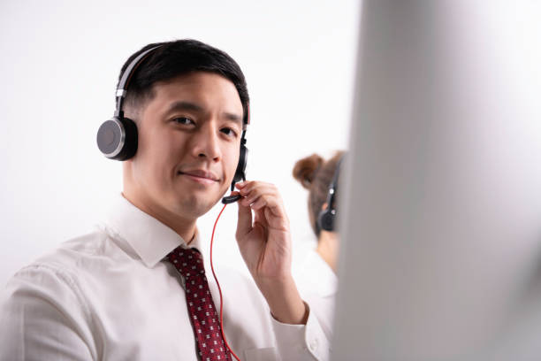 operatore di call center asiatico nel servizio clienti in ufficio. - mittente foto e immagini stock