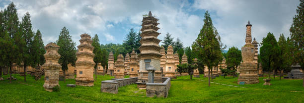 シャオリン寺院の仏塔 - luoyang ストックフォトと画像