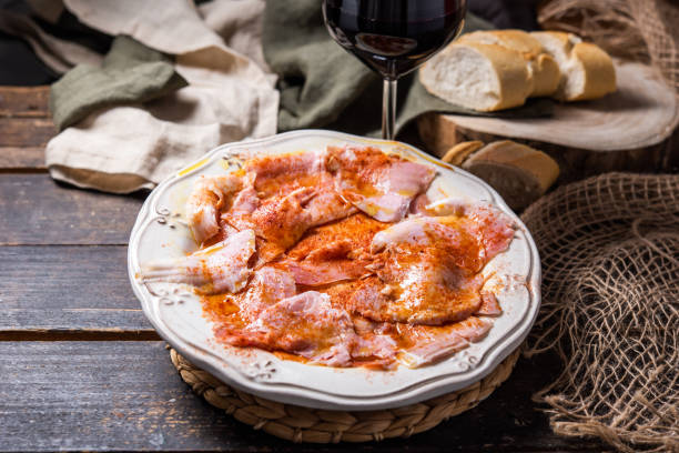 typisch spanische tapa, galizische lacón, geschnittenes schweinefleisch, mit kartoffeln, paprika und olivenöl. vorspeise, mittag- oder abendessen. - tellerlift stock-fotos und bilder