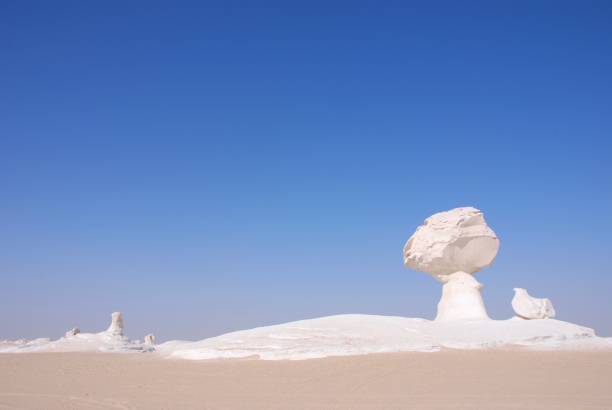 wüste mit sprudelförmigen felsen in ägypten - white desert stock-fotos und bilder