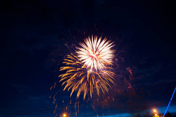 feux d’artifice aux couleurs vives et salut de différentes couleurs dans la nuit - pétard à mèche photos et images de collection