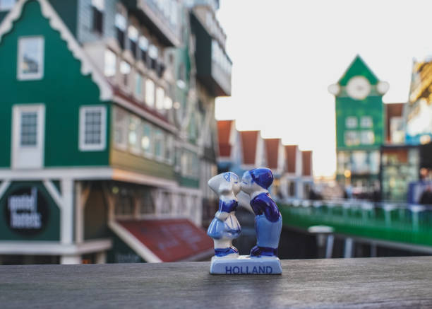 com amor da holanda. duas estatuetas que se tornaram o ícone mais romântico dos países baixos. é uma das lembranças mais compradas da holanda. - zaandam - fotografias e filmes do acervo