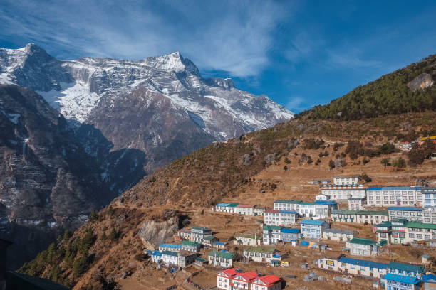 bazar de namche du khumbu district, l'himalaya, népal - namche bazaar photos et images de collection