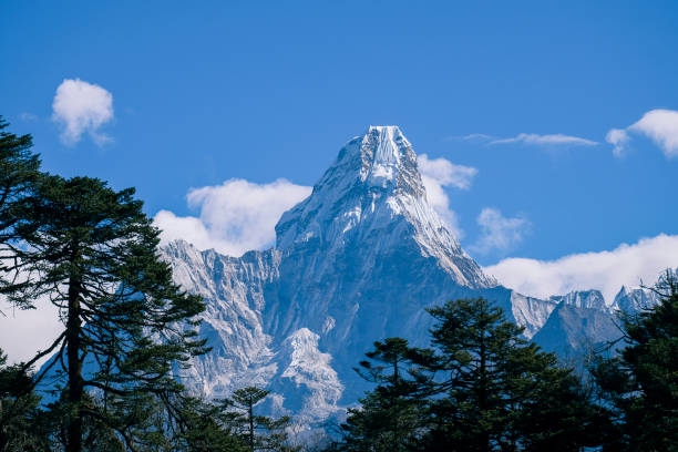 views of ama dablam on the way to everest base camp - ama dablam imagens e fotografias de stock