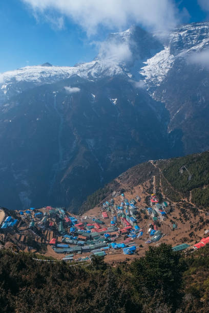 南チェバザールの頂上からの眺め - namche bazaar ストックフォトと画像