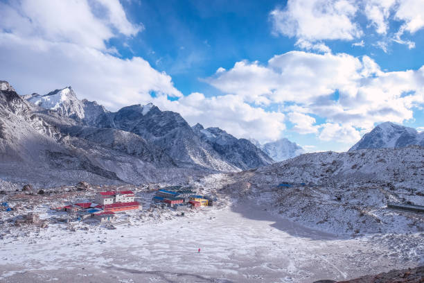 gorakshep village in nepal, himalaya mountains - khumbu imagens e fotografias de stock