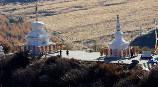 About 70 km from Zhangye, flanked by the Qilian Mountains, are the temples of Mati Si. These Buddhist temples are dug into the mountainside, forming a series of cave-temples interconnected with each other by narrow passageways with hanging balconies.