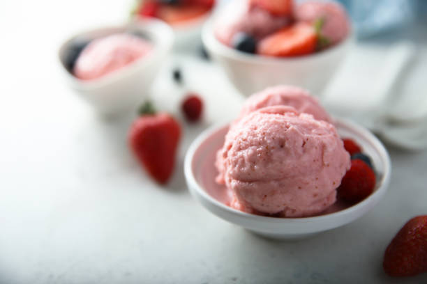 berry helado - yogur helado fotografías e imágenes de stock