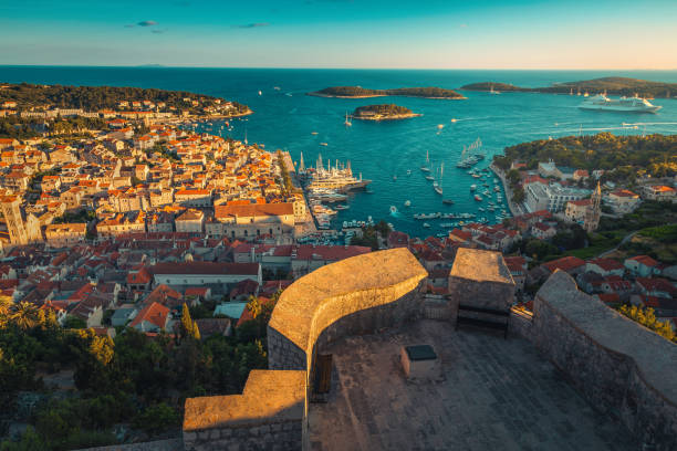 pittoresca località di hvar e vista sul porto turistico dalla fortezza, croazia - cruise ship cruise mediterranean sea sea foto e immagini stock