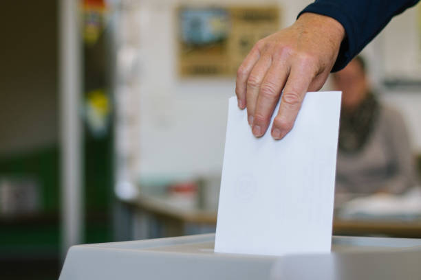 wahlurne - person, die einen stimmzettel einwirft - deutsches reich stock-fotos und bilder