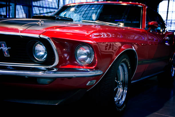 rosso 1967 ford mustang fastback - hood car headlight bumper foto e immagini stock