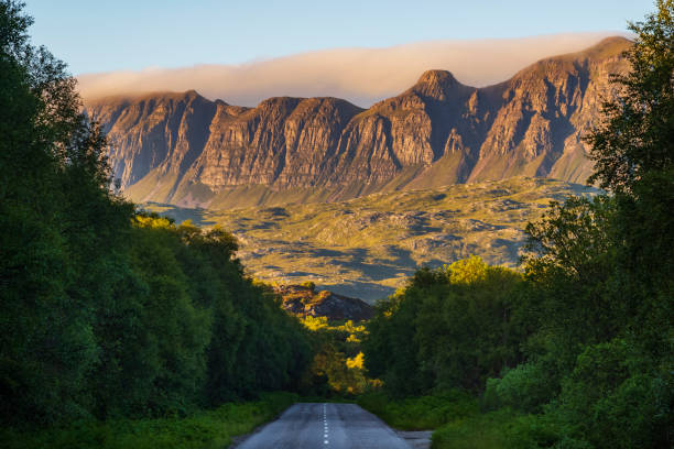 sonnenuntergang im knockan crag national nature reserve - schottisches hochland stock-fotos und bilder