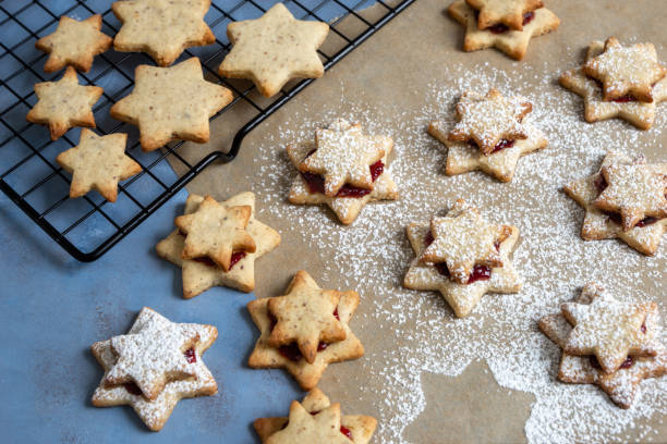 molti biscotti tradizionali austriaci di linz su un portapacchi con marmellata di lamponi e mandorle - marmalade baked biscuit brown foto e immagini stock