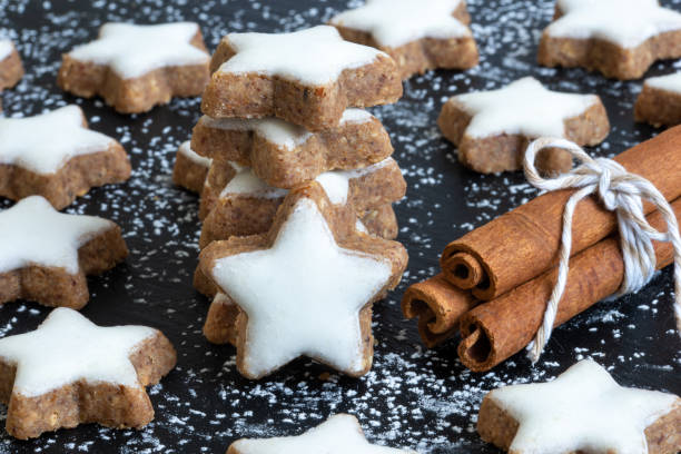 zimtsternkekse, traditionelle deutsche weihnachtsplätzchen - zimtstern stock-fotos und bilder