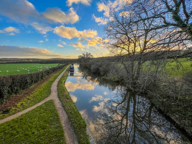 stratford canal nr. stratford upon avon england uk. vista desde el camino de sirga. - warwickshire fotografías e imágenes de stock