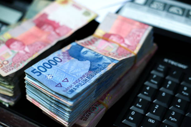 indonesische banknoten - indonesian currency stock-fotos und bilder