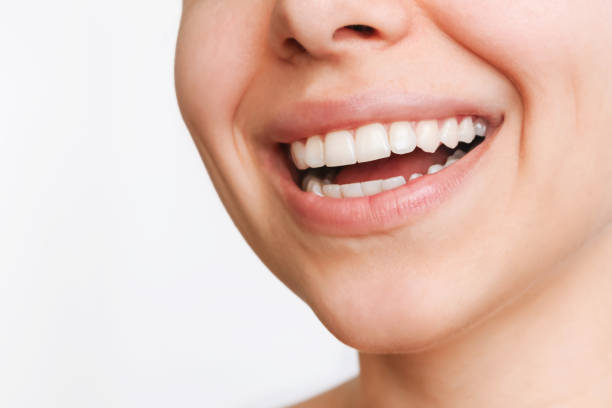 primer plano de hermosa sonrisa. foto recortada de una joven caucásica con dientes blancos perfectos - dimple fotografías e imágenes de stock