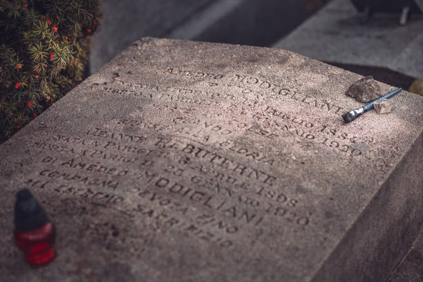 pere lachaise - losa de lápida sobre la tumba de amedeo modigliani - jeanne fotografías e imágenes de stock