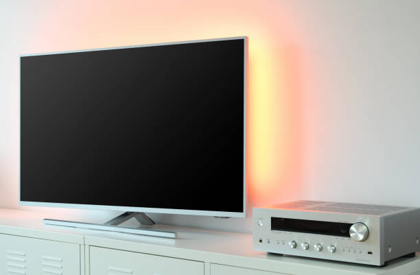 grande tv led con retroilluminazione e ricevitore audio in un appartamento moderno. - human finger audio foto e immagini stock