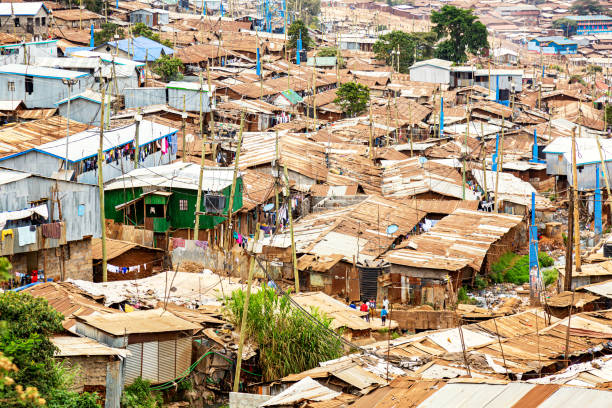 baraccopoli di kibera a nairobi. kibera è la più grande baraccopoli dell'africa. baraccopoli a nairobi, kenya. - slum living foto e immagini stock