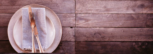 lugar ambientado en rosa vintage sobre madera vieja - silverware place setting napkin fork fotografías e imágenes de stock