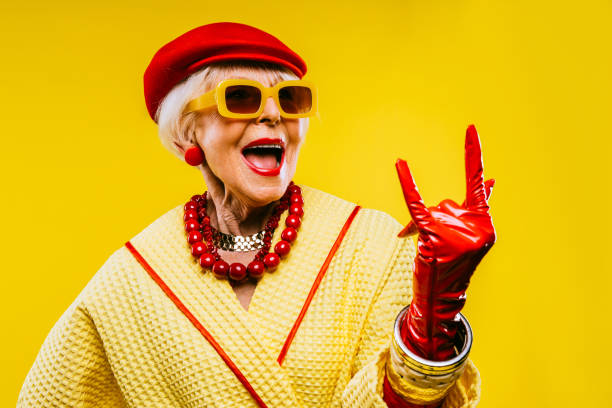vieille femme âgée cool et élégante avec des vêtements à la mode - model70 photos et images de collection