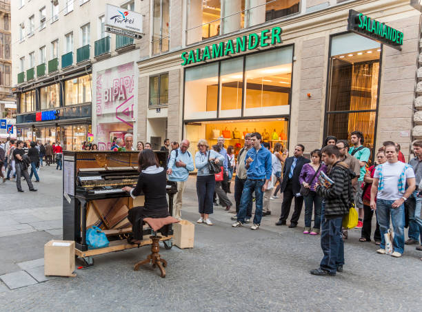 el famoso pianista clásico soryang toca el piano en la zona peatonal - vienna street musician music musician fotografías e imágenes de stock