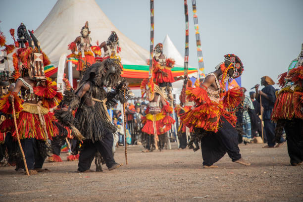 der tanz der dogon-masken - dogon tribe stock-fotos und bilder