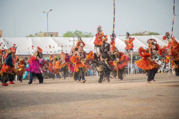 der tanz der dogon-masken - dogon tribe stock-fotos und bilder
