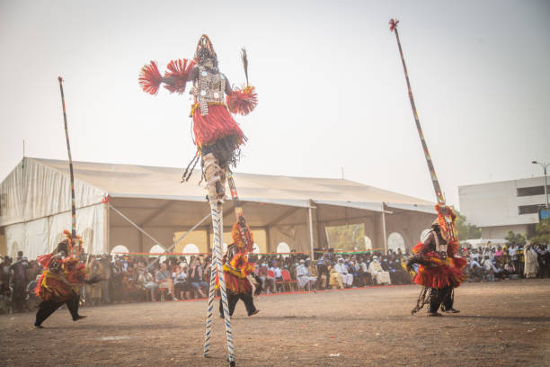 der tanz der dogon-masken - dogon tribe stock-fotos und bilder