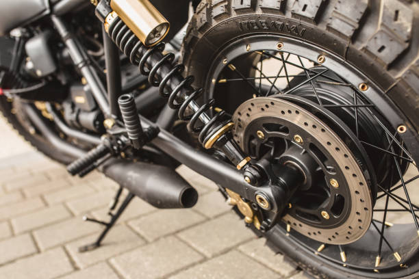 piezas de suspensión, sistema de frenos y rueda trasera de una motocicleta - motorcycle engine brake wheel fotografías e imágenes de stock