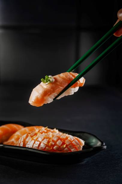 comida japonesa (estilo brasileño) - niguiri sushi fotografías e imágenes de stock