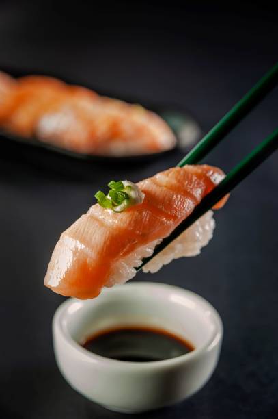 comida japonesa (estilo brasileño) - niguiri sushi fotografías e imágenes de stock