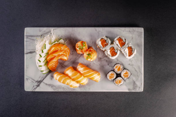japońskie jedzenie (w stylu brazylijskim) - niguiri sushi zdjęcia i obrazy z banku zdjęć
