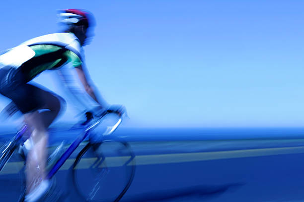 xxl rápido ciclista - racing bicycle cyclist sports race panning imagens e fotografias de stock