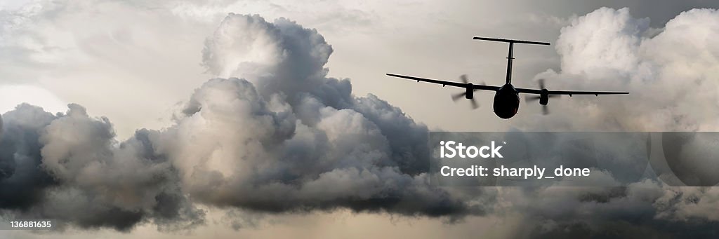 Пропеллер Самолет, летящий в шторм - Стоковые фото Storm on the horizon - английское выражение роялти-фри