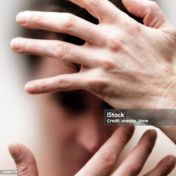 Photo libre de droit de Homme Avec Douleurs Chroniques banque d'images et plus d'images libres de droit de Douleur - Douleur, Maladie chronique, Schizophrénie