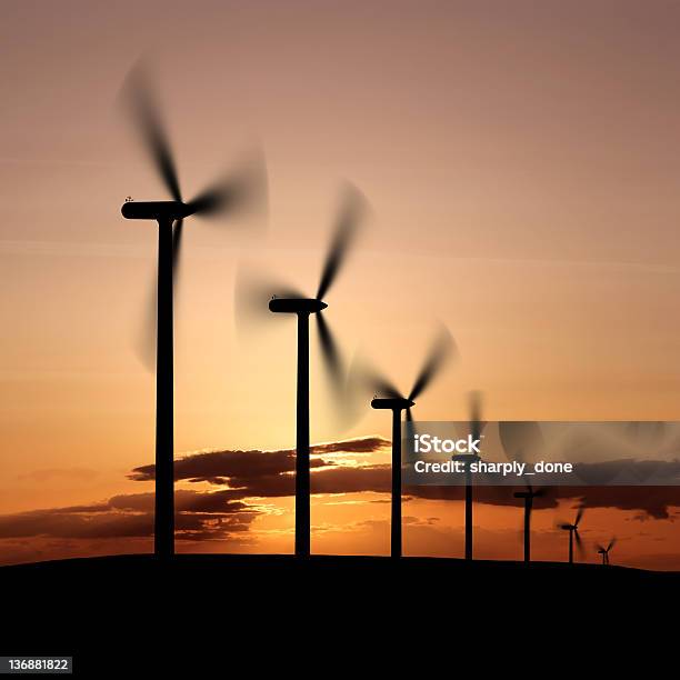 Xxl Wind Farm Atardecer Foto de stock y más banco de imágenes de Aerogenerador - Aerogenerador, Agricultura, Amanecer