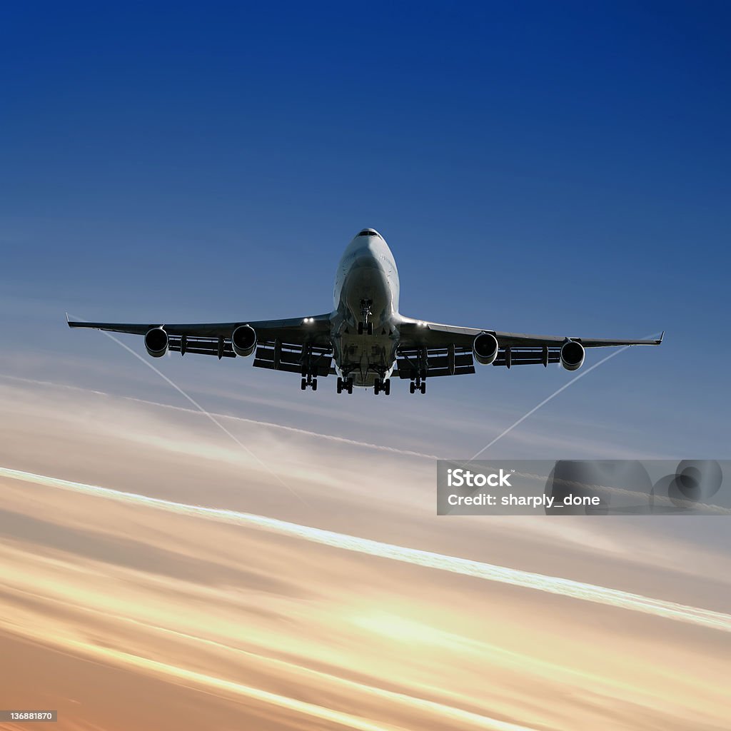 XL jumbo jet Avion atterrissant au crépuscule - Photo de En l'air libre de droits