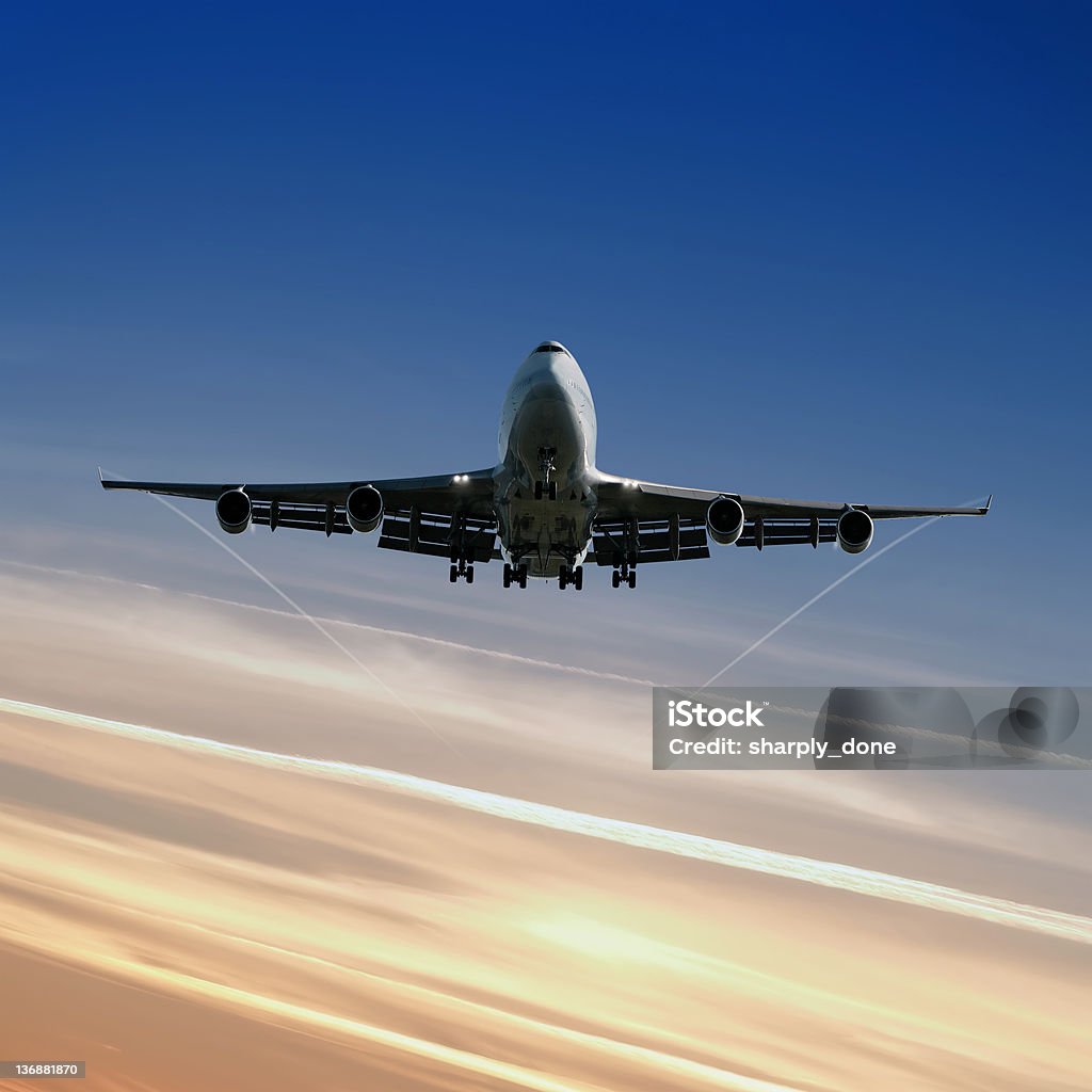 XL jumbojet Avião pousando ao anoitecer - Foto de stock de Flutuar no Ar royalty-free